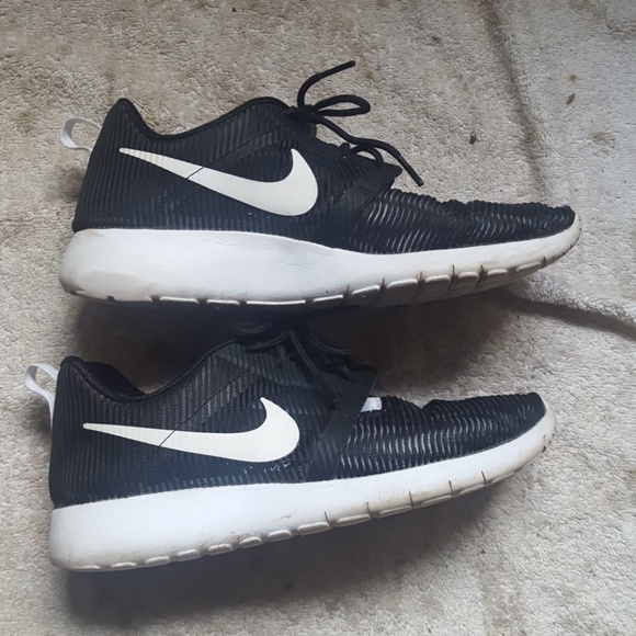 Nike Shoes - Black Roshes